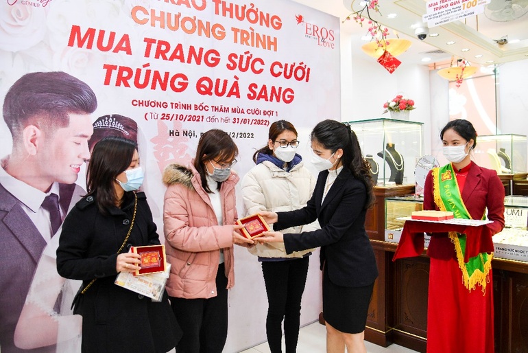 Bảo Tín Minh Châu trao 100 triệu đồng cho khách trúng thưởng mùa cưới đợt 1 - 6 Bảo Tín Minh Châu trao 100 triệu đồng cho khách trúng thưởng mùa cưới đợt 1 - 6