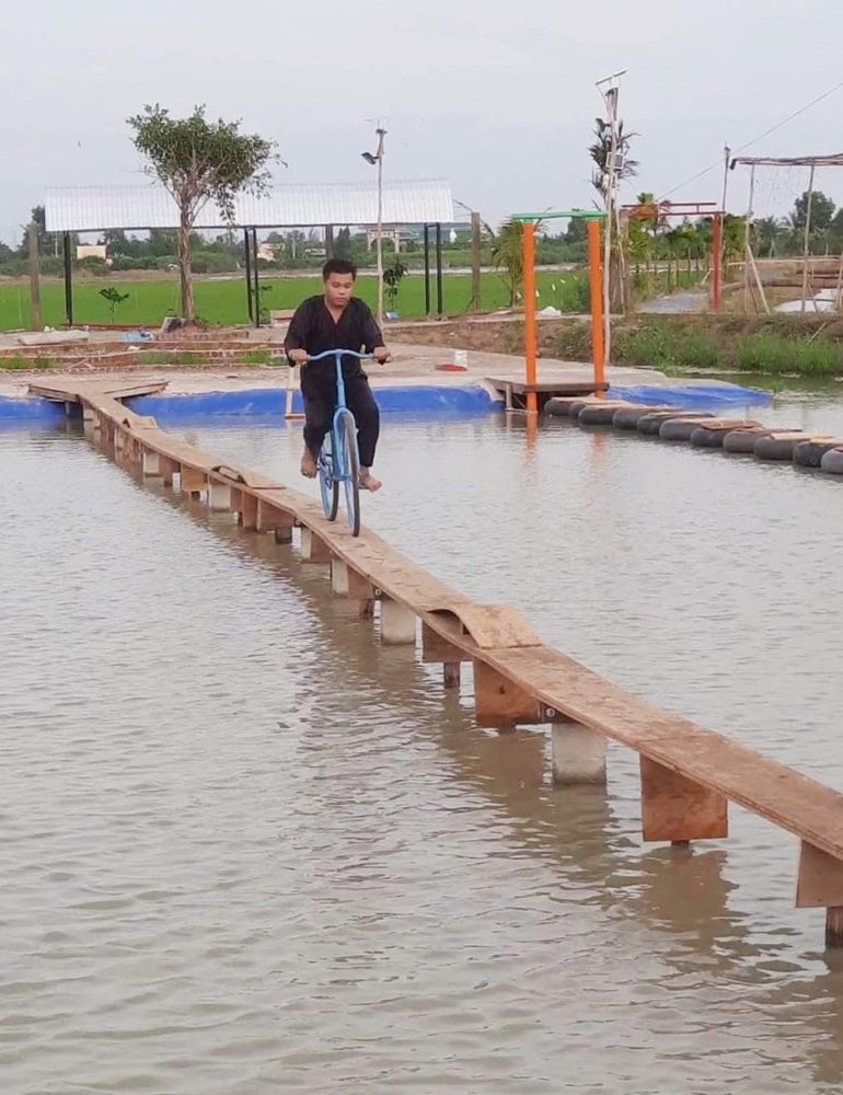 Về xứ Công tử Bạc Liêu... ngắm hoa bạt ngàn, bơi xuồng, chống bè ao tôm - 7 Về xứ Công tử Bạc Liêu... ngắm hoa bạt ngàn, bơi xuồng, chống bè ao tôm - 7