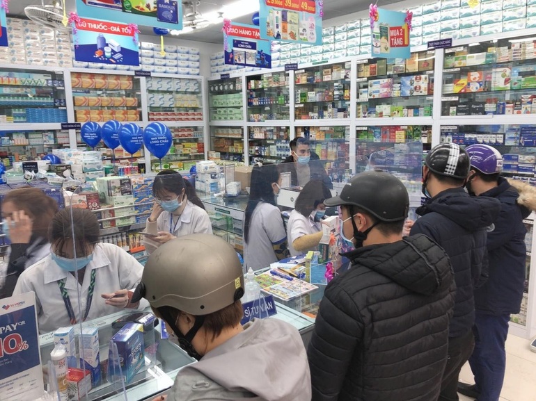 Thuốc điều trị Covid-19 Molnupiravir đã lên kệ tại chuỗi nhà thuốc FPT Long Châu - 1 Thuốc điều trị Covid-19 Molnupiravir đã lên kệ tại chuỗi nhà thuốc FPT Long Châu - 1