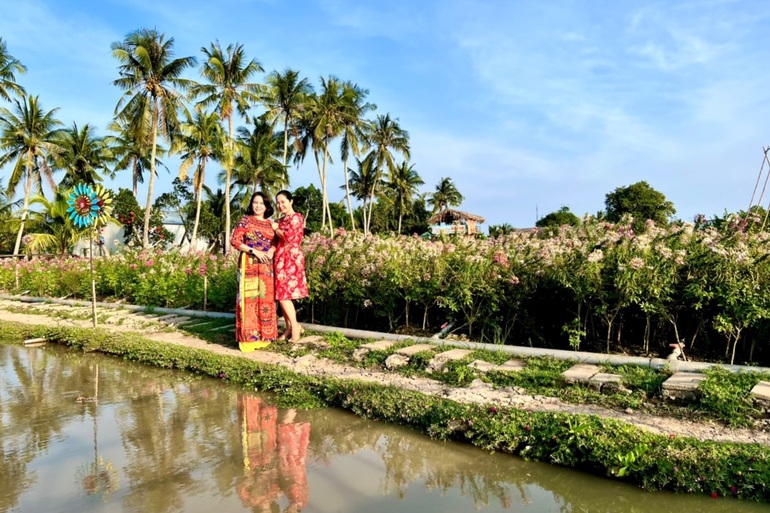 Về xứ Công tử Bạc Liêu... ngắm hoa bạt ngàn, bơi xuồng, chống bè ao tôm - 2 Về xứ Công tử Bạc Liêu... ngắm hoa bạt ngàn, bơi xuồng, chống bè ao tôm - 2
