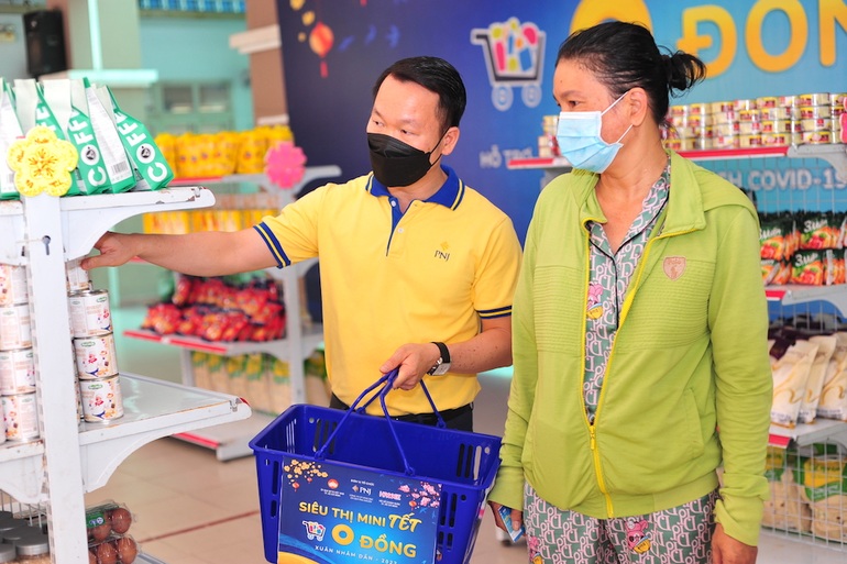 PNJ gây quỹ mở rộng siêu thị mini Tết 0 đồng - 2 PNJ gây quỹ mở rộng siêu thị mini Tết 0 đồng - 2