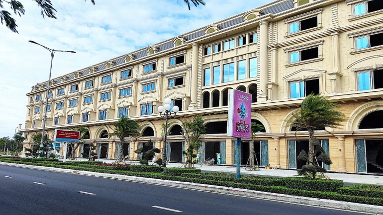 Xuất hiện tòa shophouse kiến trúc châu Âu độc đáo tại Phú Yên - 2 Xuất hiện tòa shophouse kiến trúc châu Âu độc đáo tại Phú Yên - 2