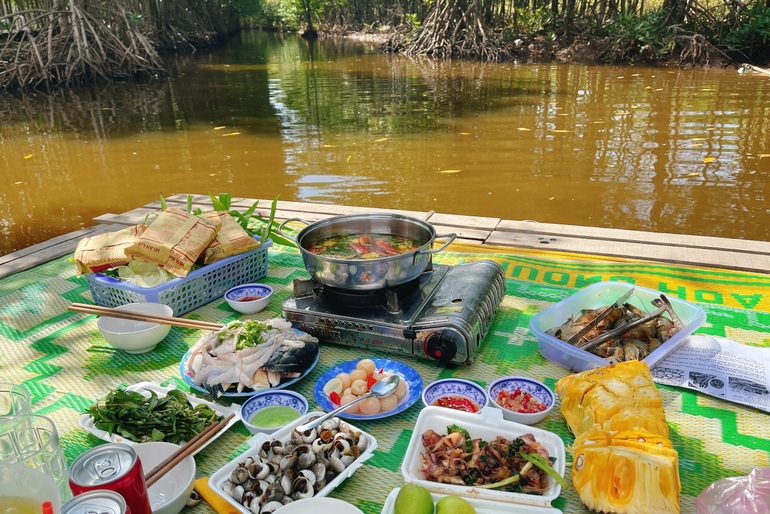 Returning to the land of the Prince of Bac Lieu... watching the vast flowers, canoeing, fighting rafts and shrimp ponds - 9