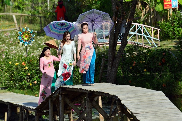 Về xứ Công tử Bạc Liêu... ngắm hoa bạt ngàn, bơi xuồng, chống bè ao tôm - 4 Về xứ Công tử Bạc Liêu... ngắm hoa bạt ngàn, bơi xuồng, chống bè ao tôm - 4