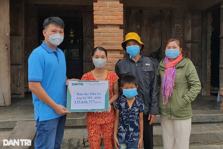 Bạn đọc giúp 3 đứa trẻ mò ốc nuôi cha ung thư hơn 140 triệu đồng - 1 Bạn đọc giúp 3 đứa trẻ mò ốc nuôi cha ung thư hơn 140 triệu đồng - 1