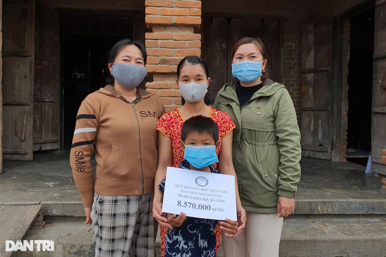 Bạn đọc giúp 3 đứa trẻ mò ốc nuôi cha ung thư hơn 140 triệu đồng - 2 Bạn đọc giúp 3 đứa trẻ mò ốc nuôi cha ung thư hơn 140 triệu đồng - 2