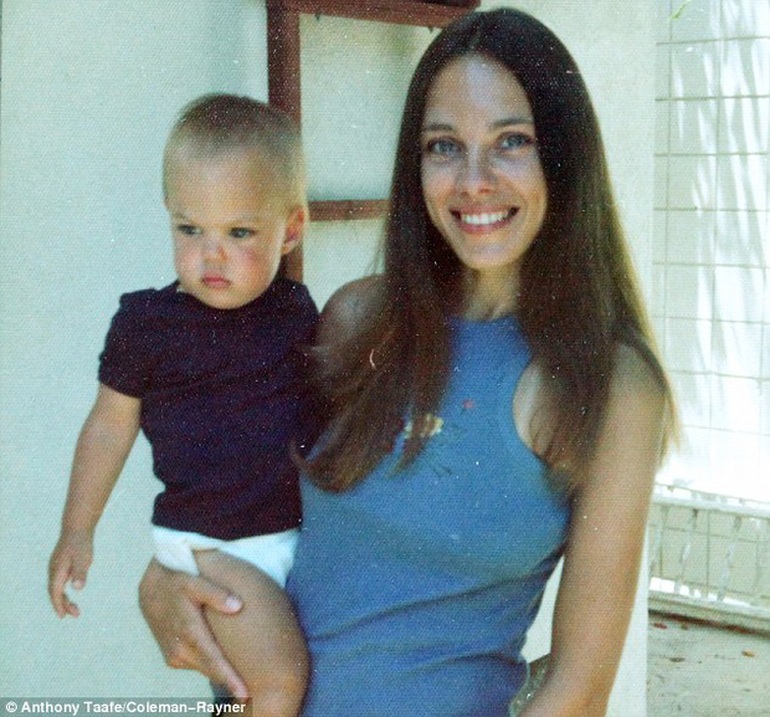 Admiring the extreme beauty of three generations of Angelina Jolie's family - 8