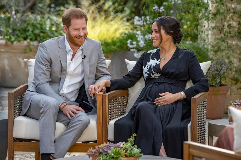 Bộ đầm đen thêu hoa sen trắng của Meghan Markle là bộ đầm của năm - 3 Bộ đầm đen thêu hoa sen trắng của Meghan Markle là bộ đầm của năm - 3
