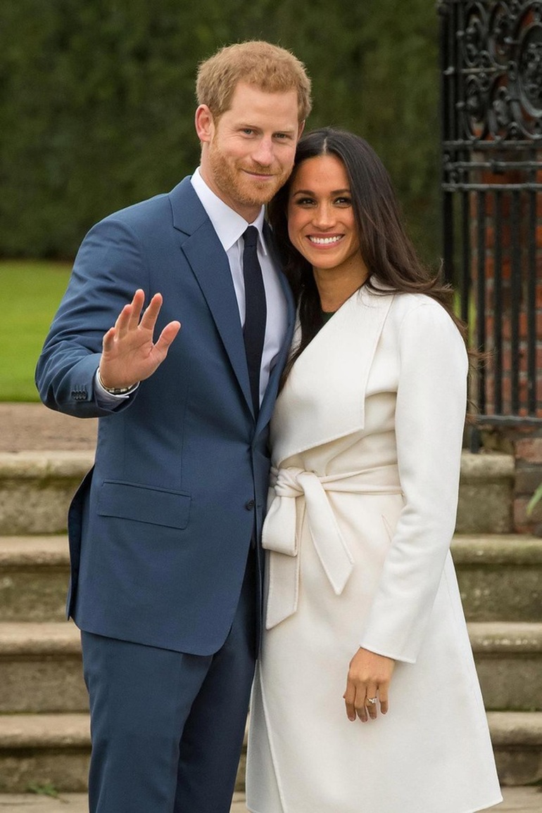Bộ đầm đen thêu hoa sen trắng của Meghan Markle là bộ đầm của năm - 4 Bộ đầm đen thêu hoa sen trắng của Meghan Markle là bộ đầm của năm - 4