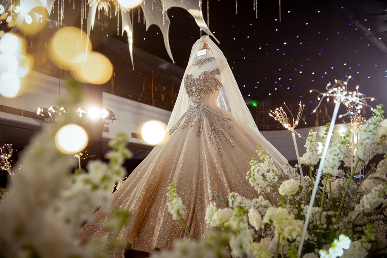 Siêu đám cưới ở Ninh Bình: Nhập khẩu 100.000 bông hoa, váy nửa tỷ đồng - 6