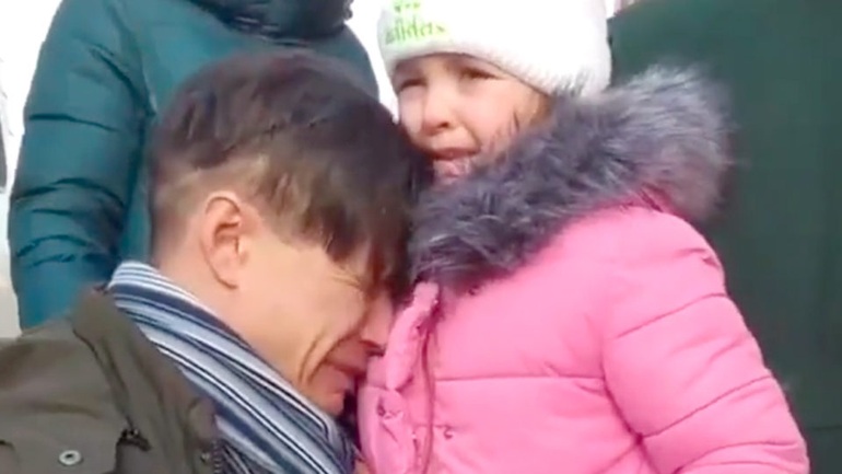 Người Ukraine nằm la liệt ở ga tàu, vội vã tháo chạy khỏi chiến sự - 14 Người Ukraine nằm la liệt ở ga tàu, vội vã tháo chạy khỏi chiến sự - 14