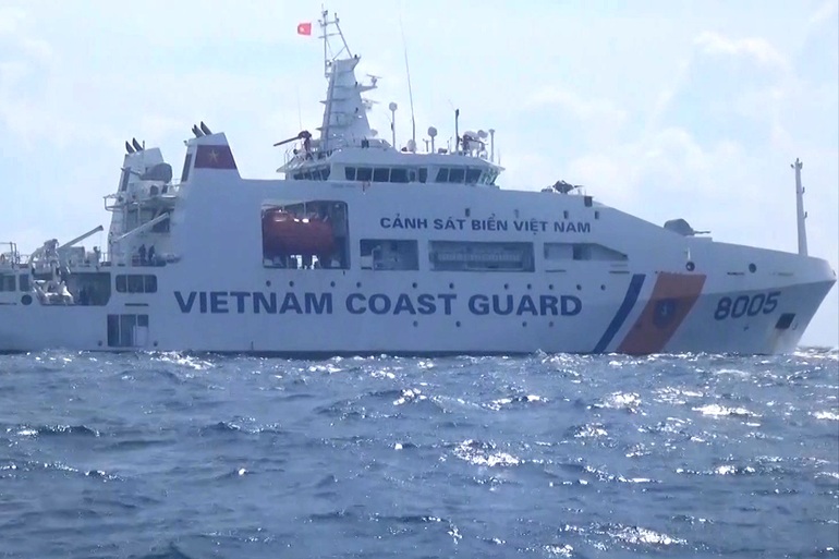 Trực thăng cùng nhiều lực lượng tìm kiếm 8 thuyền viên mất tích trên biển - 2 Trực thăng cùng nhiều lực lượng tìm kiếm 8 thuyền viên mất tích trên biển - 2