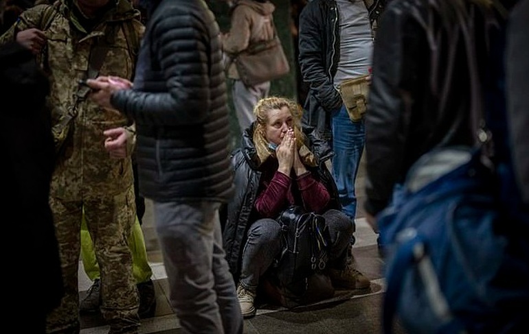 Người Ukraine nằm la liệt ở ga tàu, vội vã tháo chạy khỏi chiến sự - 2 Người Ukraine nằm la liệt ở ga tàu, vội vã tháo chạy khỏi chiến sự - 2