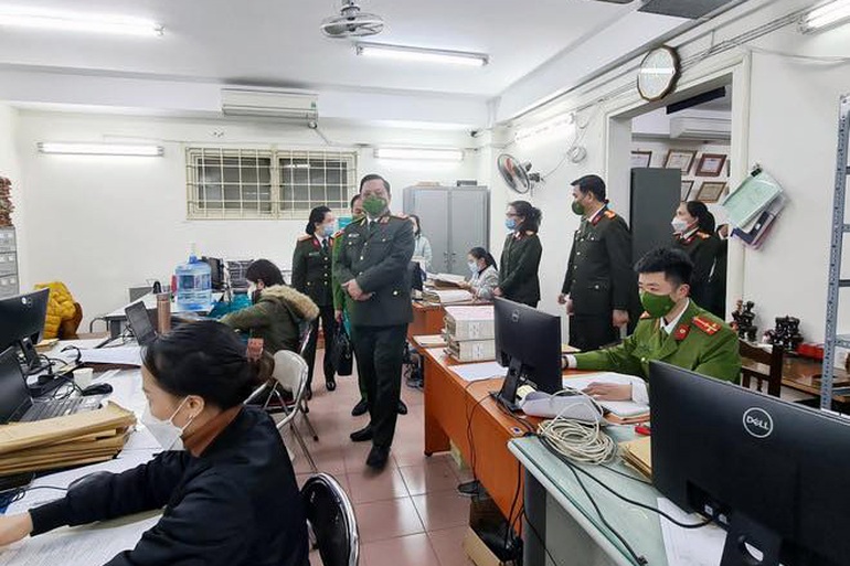 Trung tướng Nguyễn Hải Trung - Giám đốc Công an Hà Nội - kiểm tra công tác tại Phòng Hồ sơ nghiệp vụ (Ảnh: Công an Hà Nội).