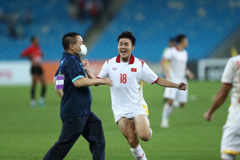 Vì sao HLV Đinh Thế Nam ngăn tuyển thủ U23 ôm nhau ăn mừng? - 1