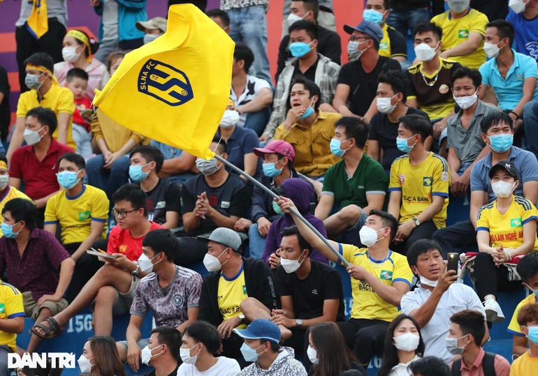 Người hâm mộ háo hức trở lại với V-League - 12 Người hâm mộ háo hức trở lại với V-League - 12