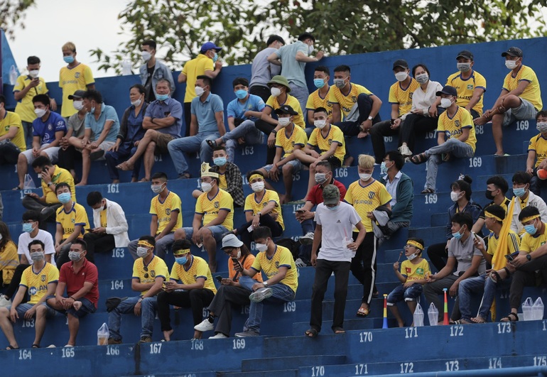 Người hâm mộ háo hức trở lại với V-League - 4 Người hâm mộ háo hức trở lại với V-League - 4