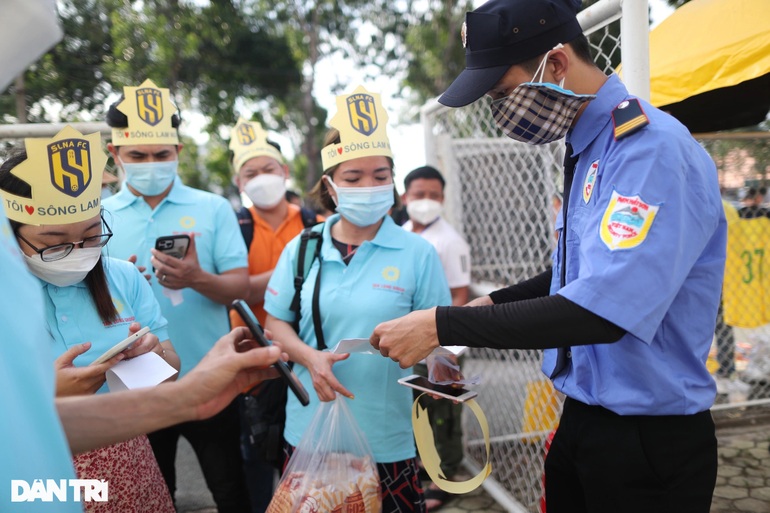 Người hâm mộ háo hức trở lại với V-League - 6 Người hâm mộ háo hức trở lại với V-League - 6