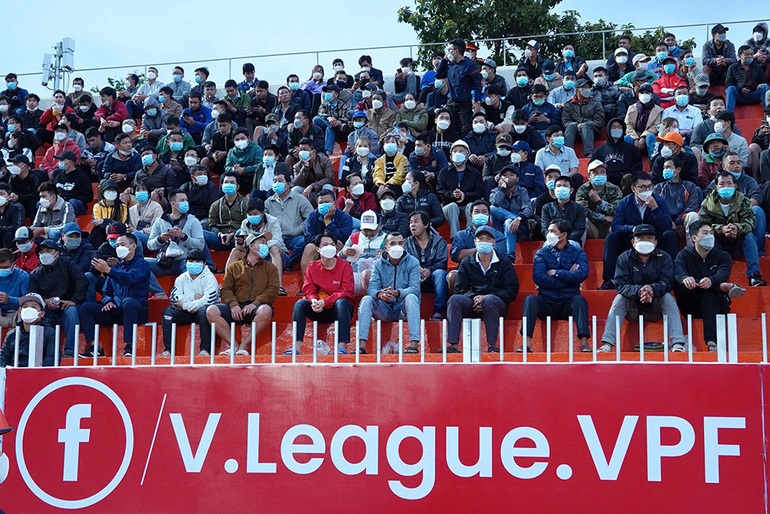 Người hâm mộ háo hức trở lại với V-League - 10 Người hâm mộ háo hức trở lại với V-League - 10