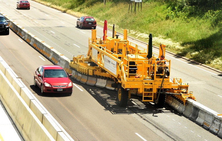 Tròn mắt xem xe chuyên dụng dịch chuyển dải phân cách nhẹ tựa lông hồng - 1