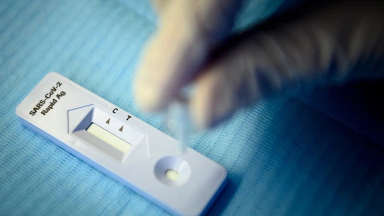 Xét nghiệm Covid-19: Nên xét nghiệm tại trung tâm hay tự test nhanh ở nhà? - 1 Xét nghiệm Covid-19: Nên xét nghiệm tại trung tâm hay tự test nhanh ở nhà? - 1