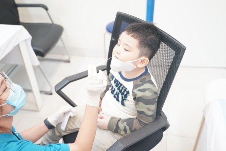 Xét nghiệm Covid-19: Nên xét nghiệm tại trung tâm hay tự test nhanh ở nhà? - 2 Xét nghiệm Covid-19: Nên xét nghiệm tại trung tâm hay tự test nhanh ở nhà? - 2