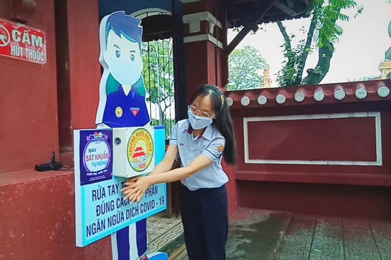 F0 tràn ngập trường học: Cô giáo bật khóc vì lớp chỉ có 3 học sinh - 1 F0 tràn ngập trường học: Cô giáo bật khóc vì lớp chỉ có 3 học sinh - 1