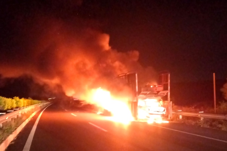 Xe đầu kéo chở ô tô Mercedes bất ngờ bốc cháy dữ dội trên cao tốc - 1