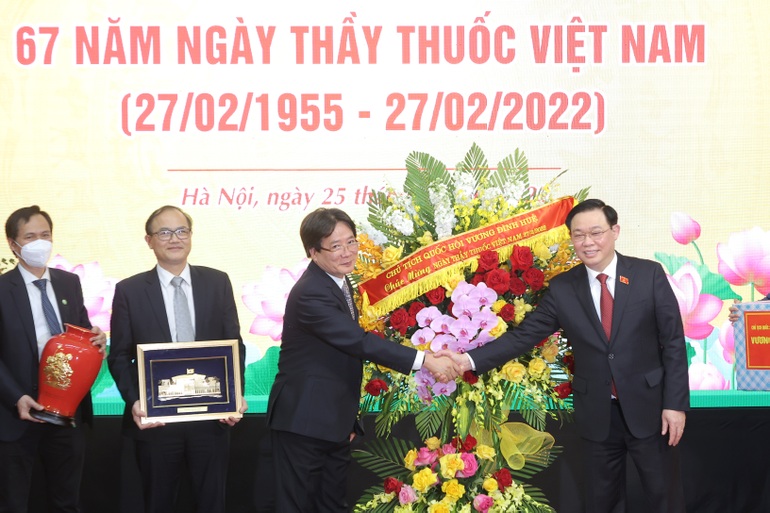 Dấn thân chống dịch, hơn 3.000 chiến sĩ áo trắng mắc Covid-19 - 2 Dấn thân chống dịch, hơn 3.000 chiến sĩ áo trắng mắc Covid-19 - 2