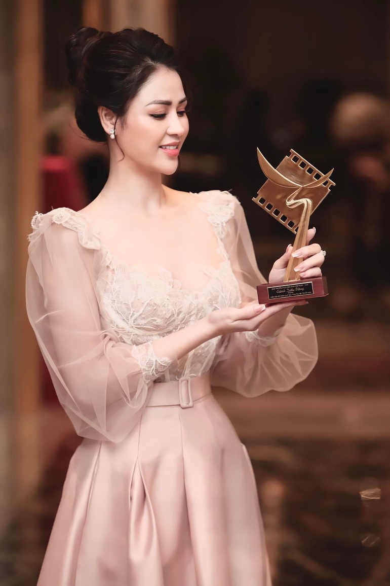 Lương Thu Trang nhiễm Covid-19: Tôi phải ngồi mới thở được - 2 Lương Thu Trang nhiễm Covid-19: Tôi phải ngồi mới thở được - 2