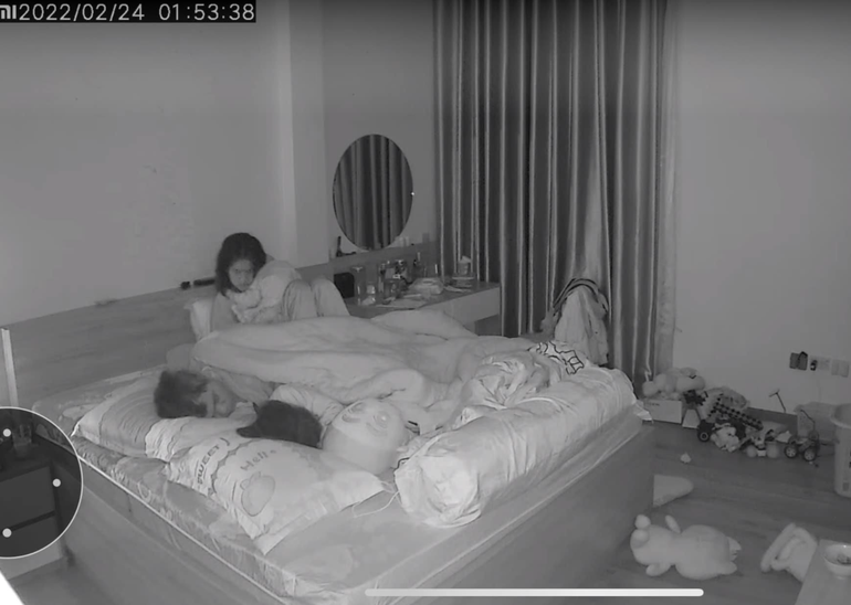 Xúc động tấm ảnh chị 12 tuổi đêm ngủ ngồi ôm dỗ em thay mẹ dính covid - 1 Xúc động tấm ảnh chị 12 tuổi đêm ngủ ngồi ôm dỗ em thay mẹ dính covid - 1