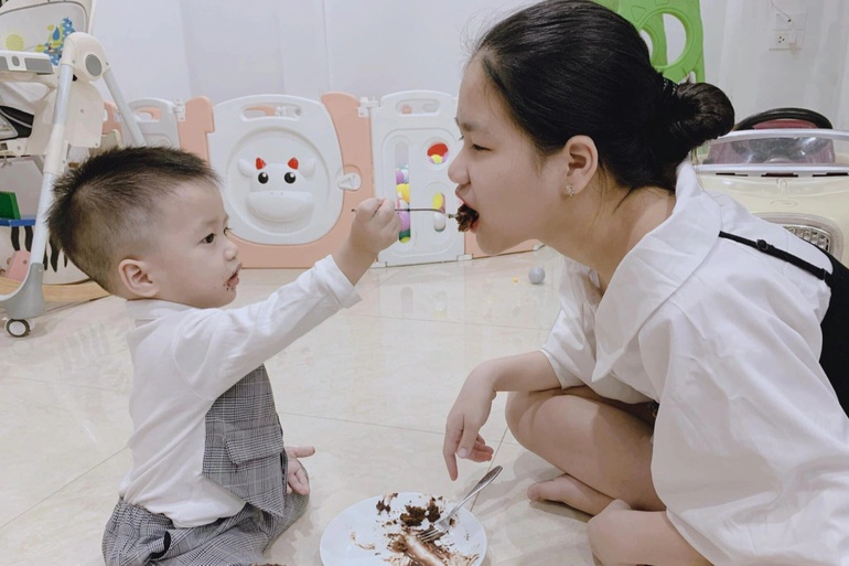 Xúc động tấm ảnh chị 12 tuổi đêm ngủ ngồi ôm dỗ em thay mẹ dính covid - 3 Xúc động tấm ảnh chị 12 tuổi đêm ngủ ngồi ôm dỗ em thay mẹ dính covid - 3