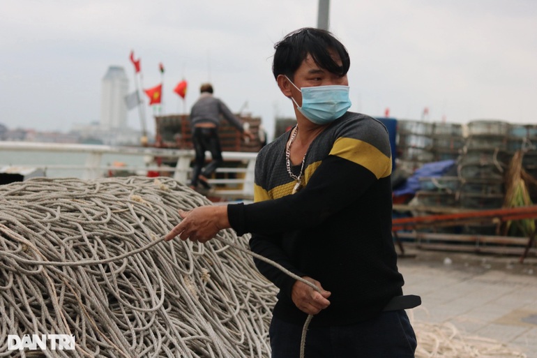 Giá xăng dầu tăng chóng mặt, ngư dân thêm chật vật - 2 Giá xăng dầu tăng chóng mặt, ngư dân thêm chật vật - 2