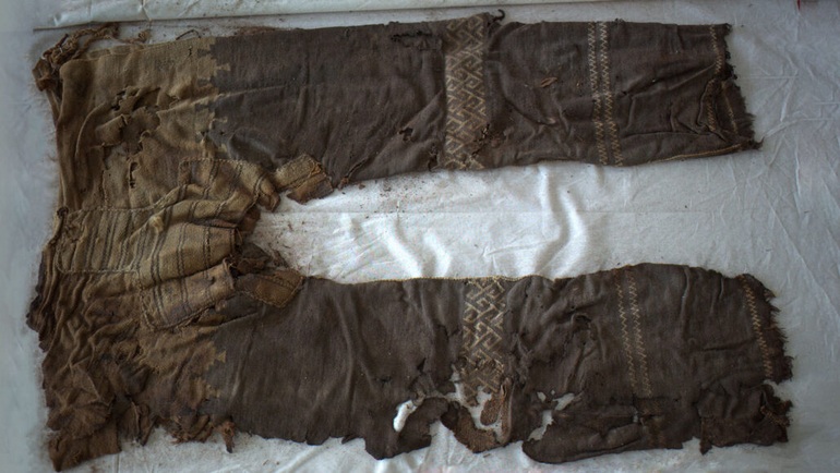 Chiếc quần cổ nhất thế giới, gần như nguyên vẹn sau 3.000 năm dưới lòng đất - 1