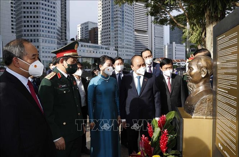 Chủ tịch nước dâng hoa tại Tượng đài Chủ tịch Hồ Chí Minh ở Singapore - 1