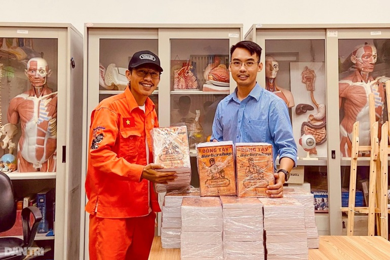 Ông chủ tiệm hớt tóc nhường nhà cho sinh viên nghèo ở miễn phí - 7 Ông chủ tiệm hớt tóc nhường nhà cho sinh viên nghèo ở miễn phí - 7