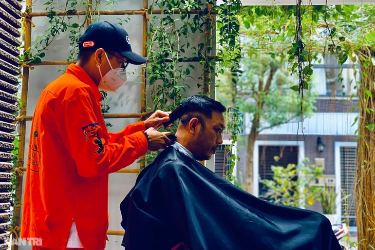 Ông chủ tiệm hớt tóc nhường nhà cho sinh viên nghèo ở miễn phí - 6 Ông chủ tiệm hớt tóc nhường nhà cho sinh viên nghèo ở miễn phí - 6