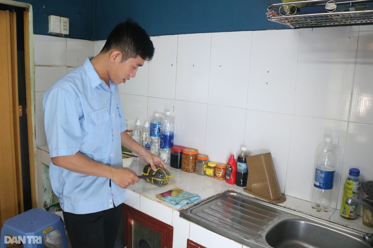 Ông chủ tiệm hớt tóc nhường nhà cho sinh viên nghèo ở miễn phí - 3 Ông chủ tiệm hớt tóc nhường nhà cho sinh viên nghèo ở miễn phí - 3