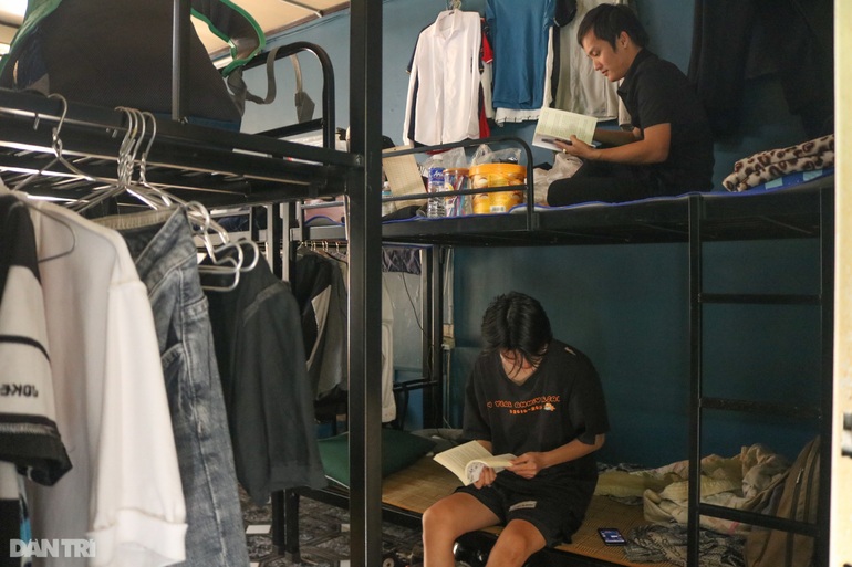 Ông chủ tiệm hớt tóc nhường nhà cho sinh viên nghèo ở miễn phí - 4 Ông chủ tiệm hớt tóc nhường nhà cho sinh viên nghèo ở miễn phí - 4