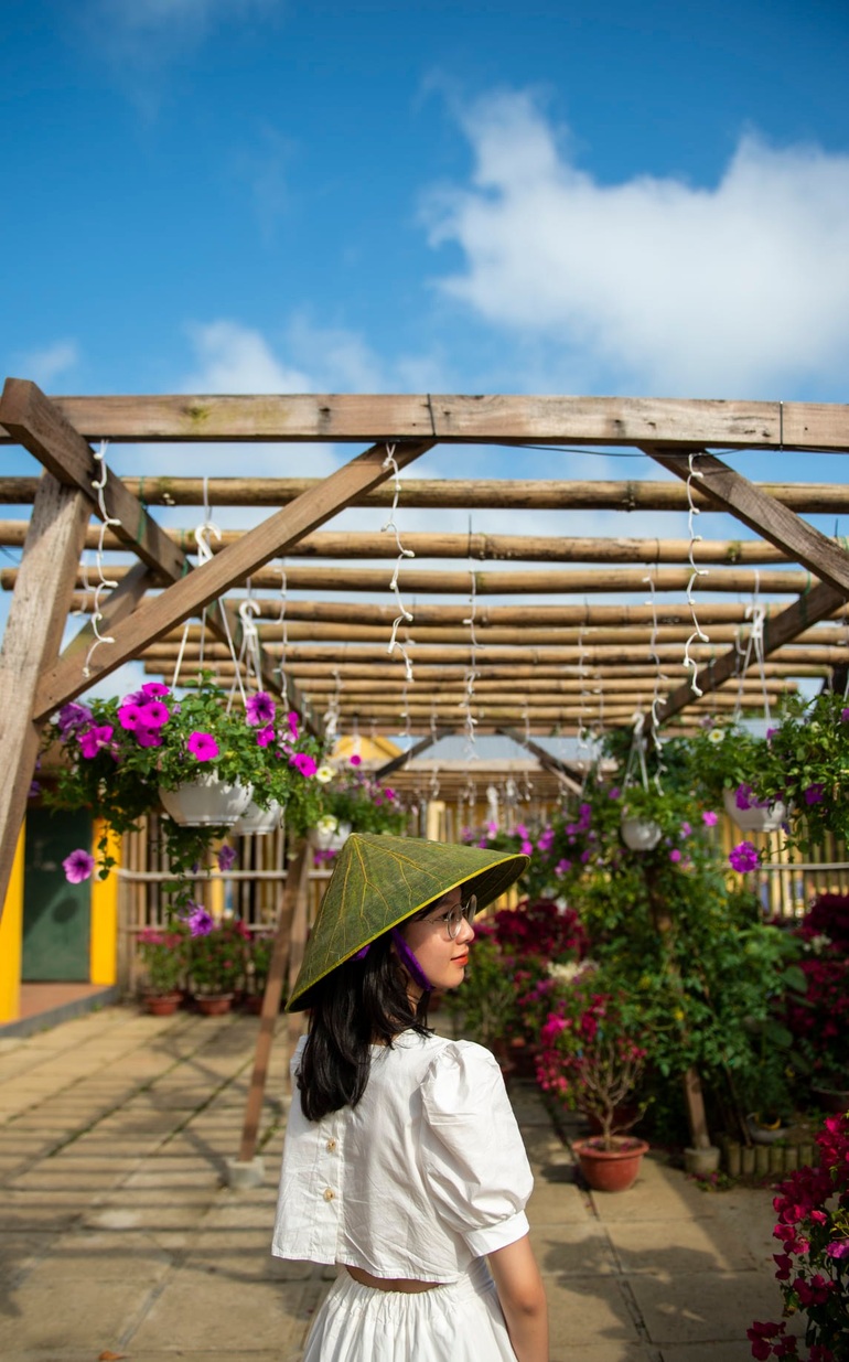 Cooperative makes a beautiful rural garden to welcome guests to check-in - 5