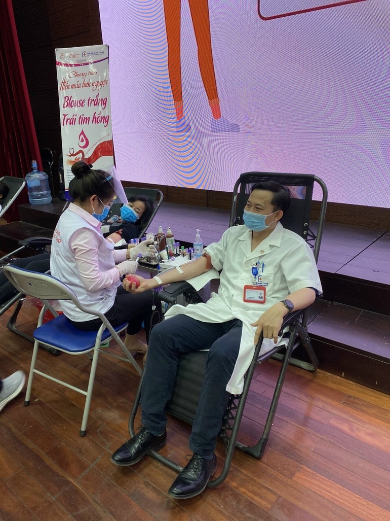 Bác sĩ Hoàng Bùi Hải: Cố gắng thêm một chút để nhiều người được hưởng lợi - 2 Bác sĩ Hoàng Bùi Hải: Cố gắng thêm một chút để nhiều người được hưởng lợi - 2
