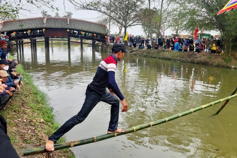 Cười sảng khoái với trò chơi đi cầu khỉ ở lễ hội chợ quê - 4