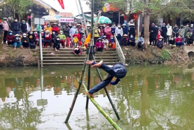 Cười sảng khoái với trò chơi đi cầu khỉ ở lễ hội chợ quê - 5