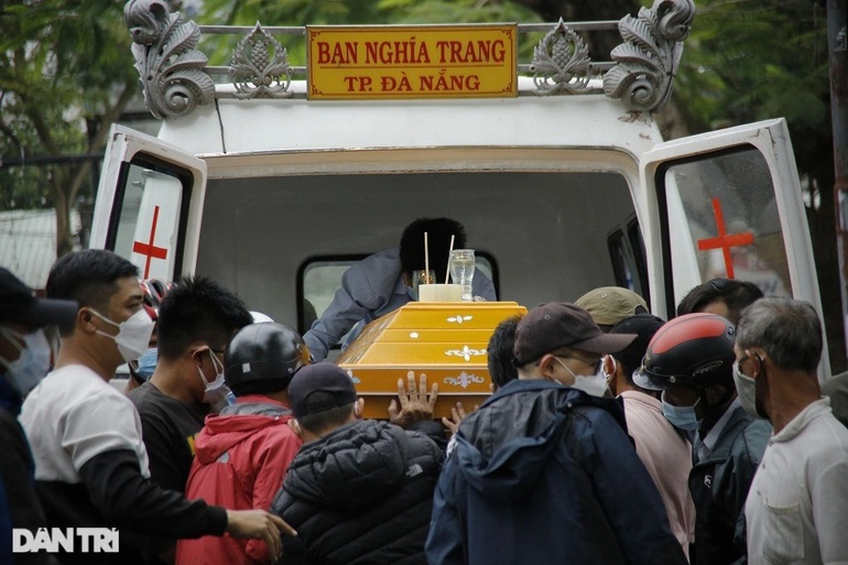 Các nạn nhân trong vụ lật ca nô đang được đưa về quê an táng - 5 Các nạn nhân trong vụ lật ca nô đang được đưa về quê an táng - 5