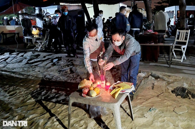Chuyến đi định mệnh: Vợ mất rồi, giờ 3 đứa con tôi mồ côi mẹ - 8 Chuyến đi định mệnh: Vợ mất rồi, giờ 3 đứa con tôi mồ côi mẹ - 8