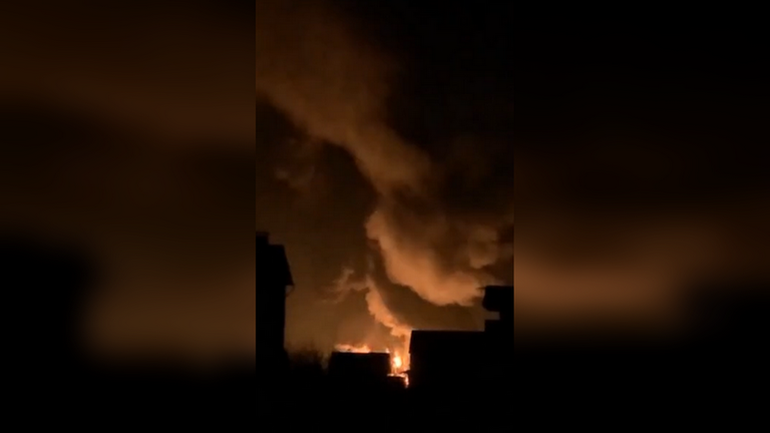 Kho dầu bốc cháy ngùn ngụt do trúng tên lửa, Ukraine cảnh báo thảm họa - 1