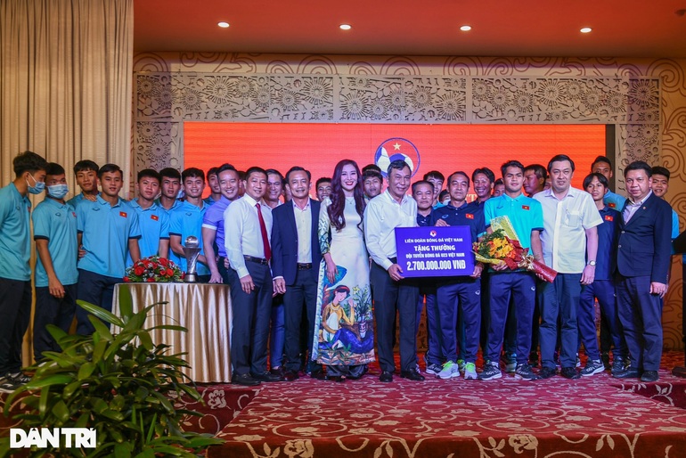 U23 Việt Nam được thưởng gần 4 tỷ đồng sau khi về nước - 1
