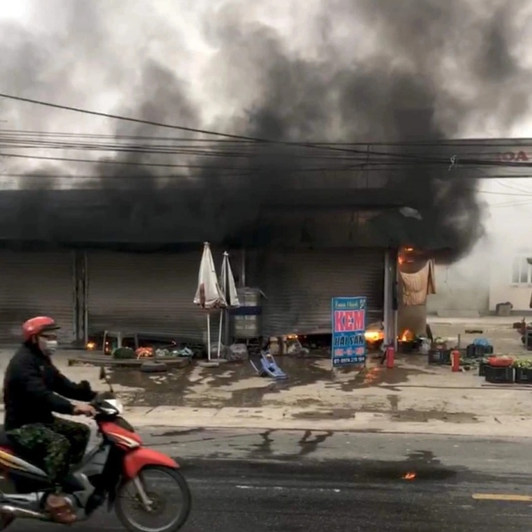 Chợ cháy ngùn ngụt lúc rạng sáng, nhiều người bê hàng bỏ chạy - 2 Chợ cháy ngùn ngụt lúc rạng sáng, nhiều người bê hàng bỏ chạy - 2