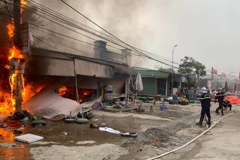 Chợ cháy ngùn ngụt lúc rạng sáng, nhiều người bê hàng bỏ chạy - 4 Chợ cháy ngùn ngụt lúc rạng sáng, nhiều người bê hàng bỏ chạy - 4