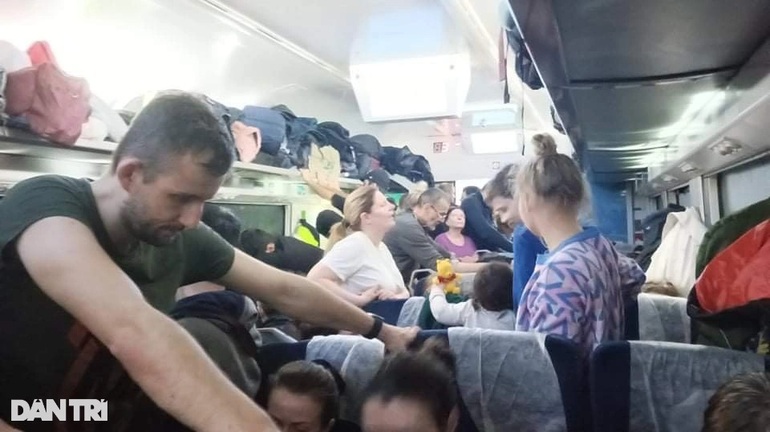 Người Việt trên chuyến tàu chật như nêm rời điểm nóng chiến sự Ukraine - 1